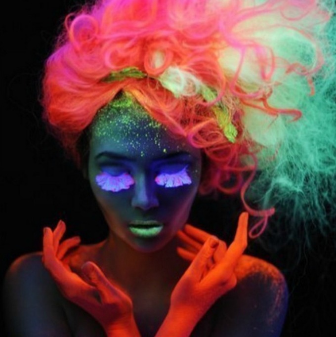 fluorescentna kosa 2 Novi trend: Zasijajte u mraku FLUORESCENTNOM bojom kose