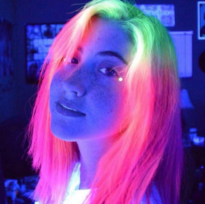 fluorescentna kosa 4 Novi trend: Zasijajte u mraku FLUORESCENTNOM bojom kose