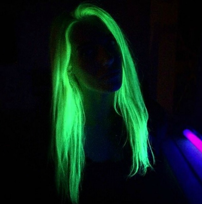 fluorescentna kosa 5 Novi trend: Zasijajte u mraku FLUORESCENTNOM bojom kose