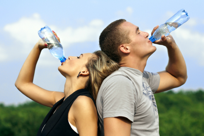 Dvoje Koje su prednosti ako pijete SAMO vodu 30 dana