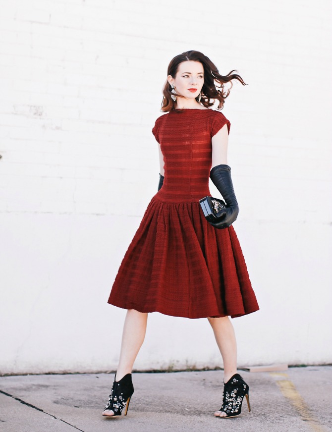2. chic burgundy dress with elegant clutch and peep toe boots Zanimljive kombinacije sa PISMO TAŠNOM koje ćete obožavati