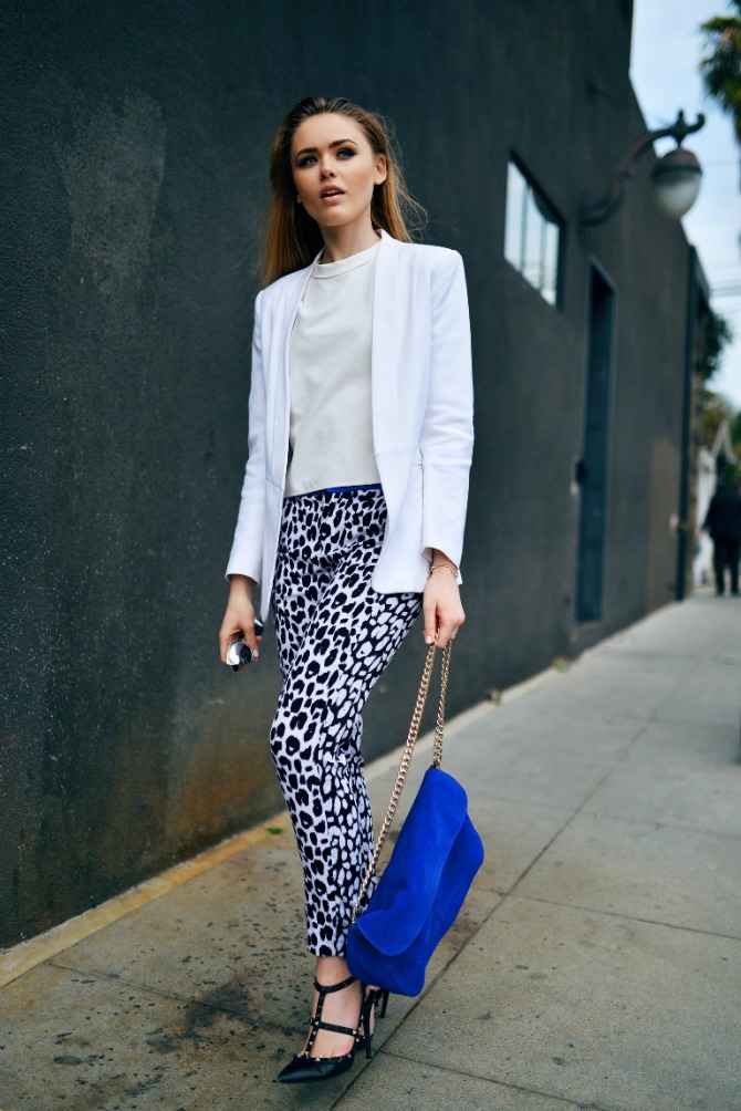 3. cobalt blue clutch with leopard print pants and blazer Zanimljive kombinacije sa PISMO TAŠNOM koje ćete obožavati