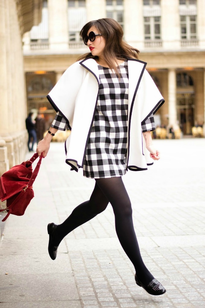 4. checkered dress with architectural coat Izgledajte ŠIK kao dame sa ulica Pariza