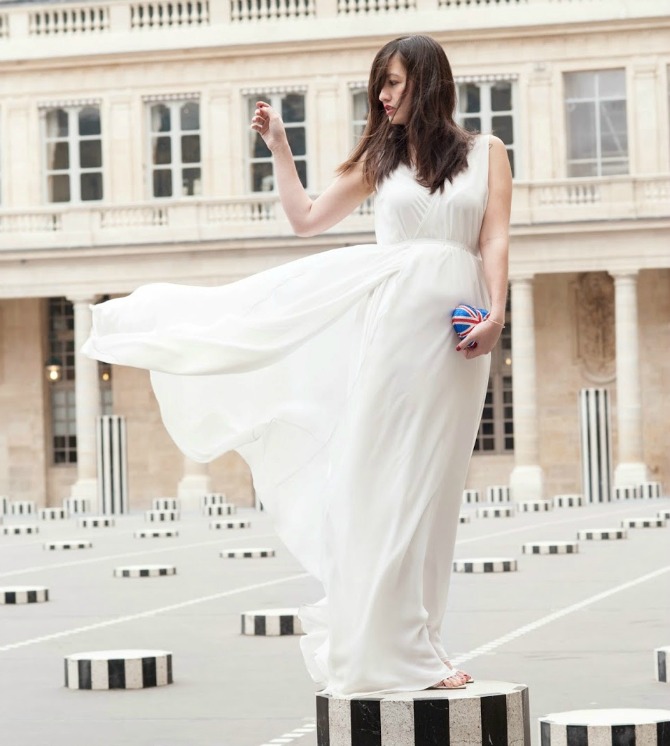 4. white maxi dress with printed clutch Izgledajte ŠIK kao dame sa ulica Pariza