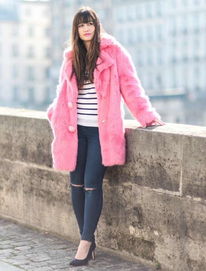 5. oversized fur coat with striped tee and jeans Izgledajte ŠIK kao dame sa ulica Pariza