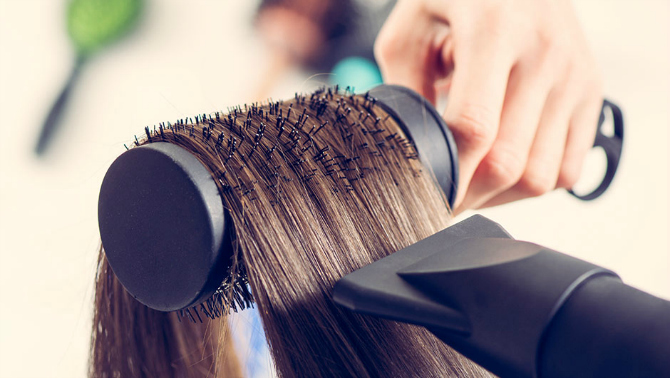 feen1 Kako da MANJE oštetite kosu prilikom sušenja fenom