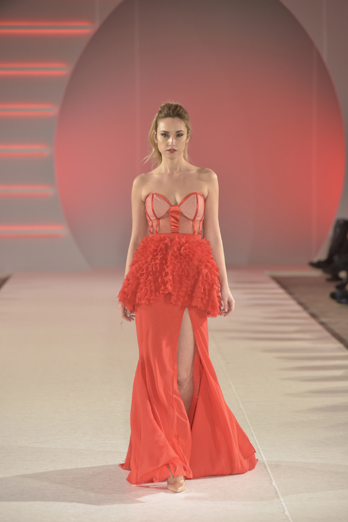 Lea Davogić nosi model Marka Marusijuka Svečano otvaranje 39. BlacknEasy Fashion Week a humanitarnom revijom