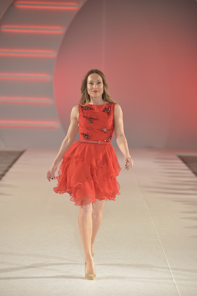 Marija Srećković nosi model Predraga Đuknića Svečano otvaranje 39. BlacknEasy Fashion Week a humanitarnom revijom