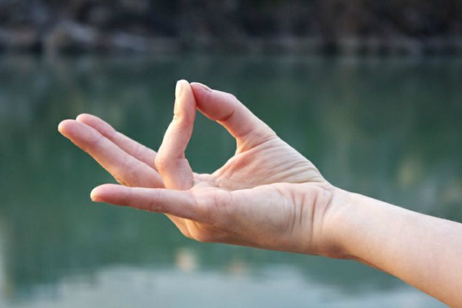 Mudra POLOŽAJ prstiju za zdravlje i energetski balans Mudra: POLOŽAJ prstiju za zdravlje i energetski balans 