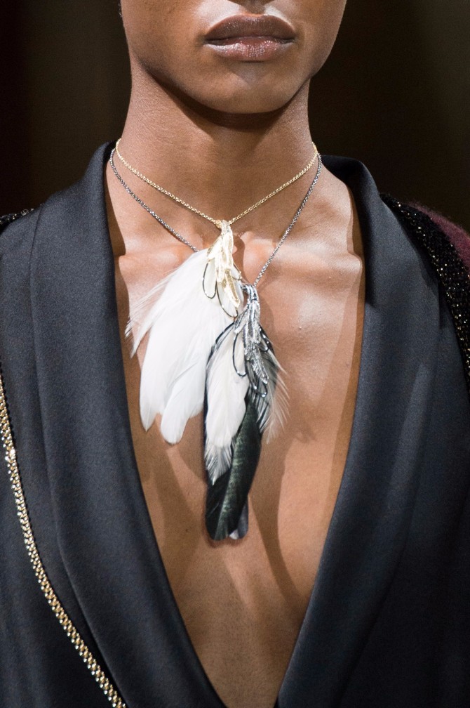 aksesoari 4 Sujeverje ili moda: Zašto modni dizajneri propagiraju talismane kao trend?