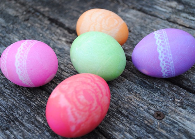 uskrsnja voda 1 Svila, čipka, dekupaž: Interesantne ideje za farbanje i ukrašavanje uskršnjih jaja