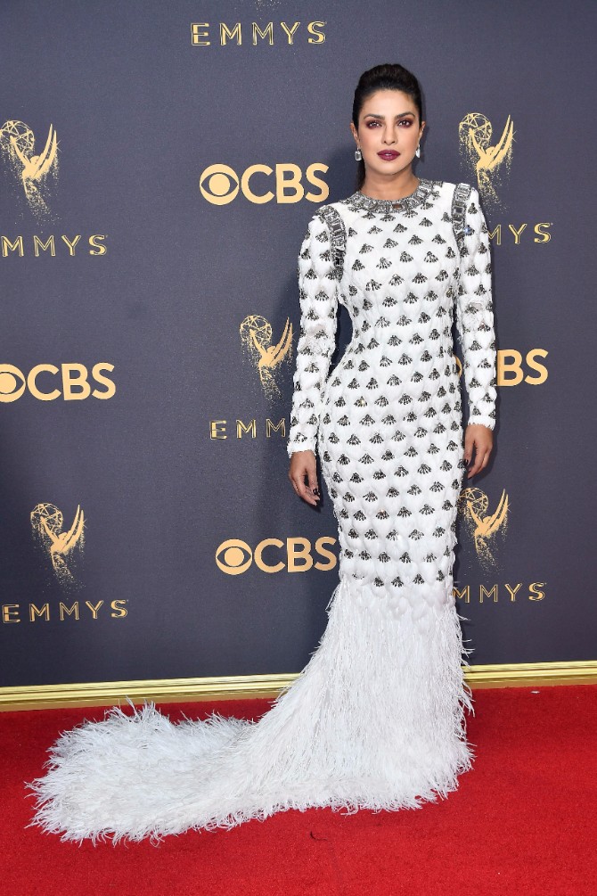 PRIYANKA CHOPRA IN BALMAIN Svaka OMG WOW haljina sa dodele Emmy nagrada
