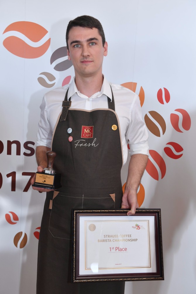 Pobednik međunarodnog Strauss Coffee takmičenja barista 2017 Kristof Pičeta Strauss Coffee Međunarodno takmičenje barista: Titulu najboljeg bariste odneo je Kristof Pičeta iz Poljske
