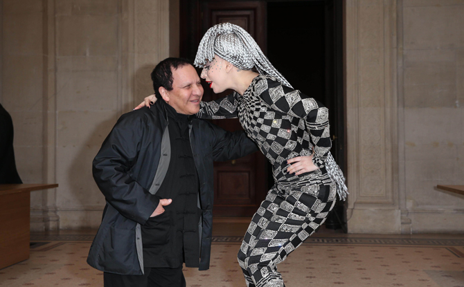 Lejdi Gaga preminuo modni kreator Azedin Alaja RIP VIP – preminuo modni kreator Azedin Alaja