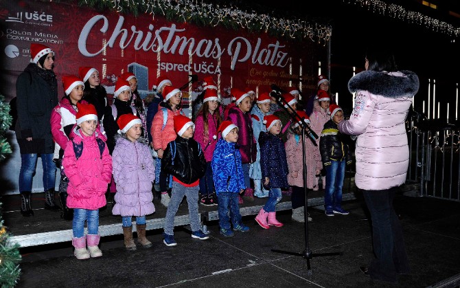 Muzički nastup na Christmas Platzu Praznična euforija na Christmas Platzu ispred Ušća