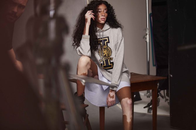 Winnie Harlow Tommy Icons Sweater BTS Fall 18 Low Res e1529327680100 Tommy Hilfiger predstavio Hailey Baldwin i Winnie Harlow kao globalne brend ambasadorke za jesenju žensku kolekciju