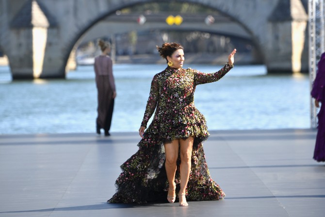 LOREAL Classic LeSegretain Eva Longoria Crédit Getty Images LE DÉFILÉ LORÉAL PARIS: Prva modna revija na reci Seni, otvorena za sve!