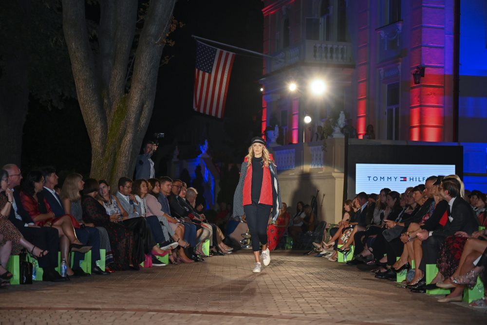 Tommy Hilfiger kolekcija za jesen zimu e1568637609908 Fashion Company prikazao nove kolekcije na Večeri američke mode u Srbiji