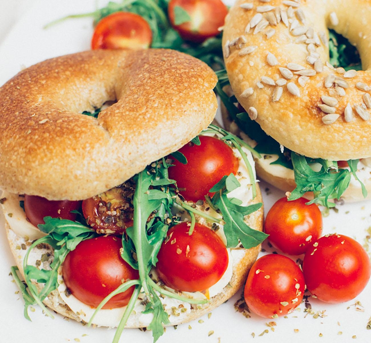 šta jedemo danas 1 Šta jedemo danas: Mediteranski integralni caprese bejgl sendvič i egzotični detox čaj!