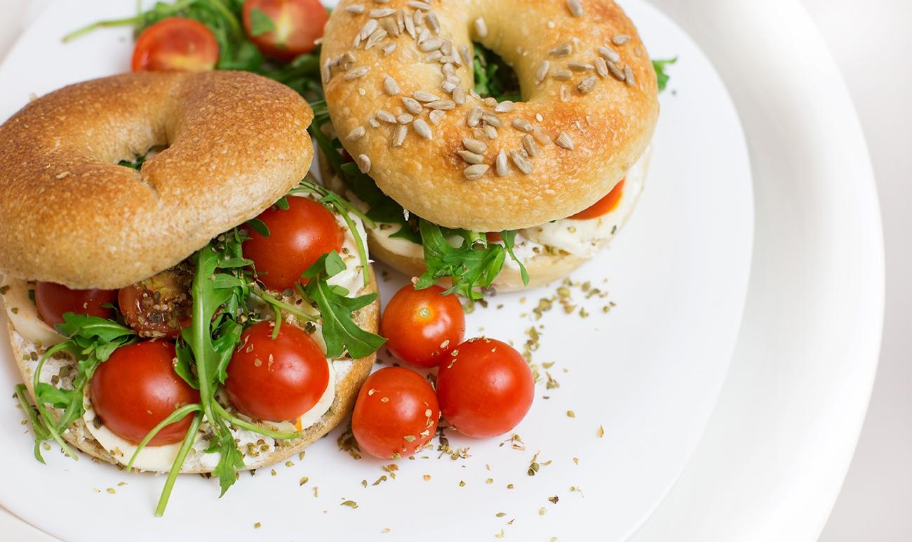 šta jedemo danas Šta jedemo danas: Mediteranski integralni caprese bejgl sendvič i egzotični detox čaj!