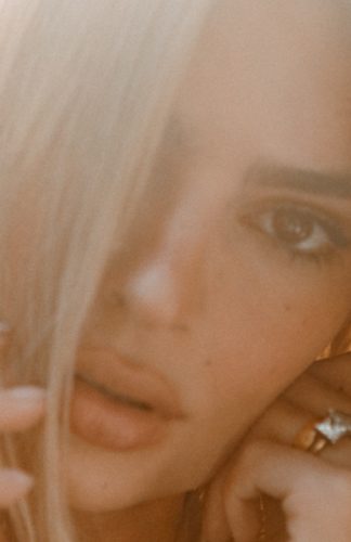 Kérastase Devojka boji kosu po prvi put – Emily Ratajkowski je postala plavuša!