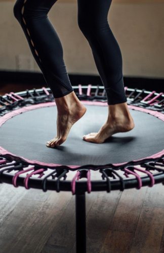 Skakanje na trambolini je fitnes trend koji ovog leta svi prate!