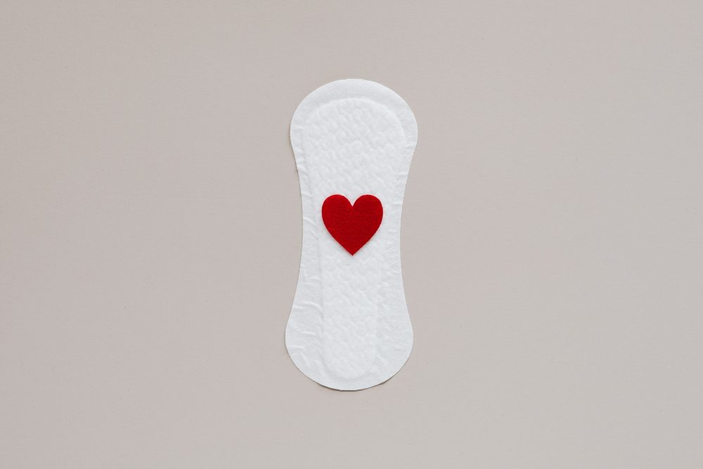 kaboompics Sanitary pad scaled e1618579853762 5 poznatih (ali ne i istinitih) činjenica o menstruaciji