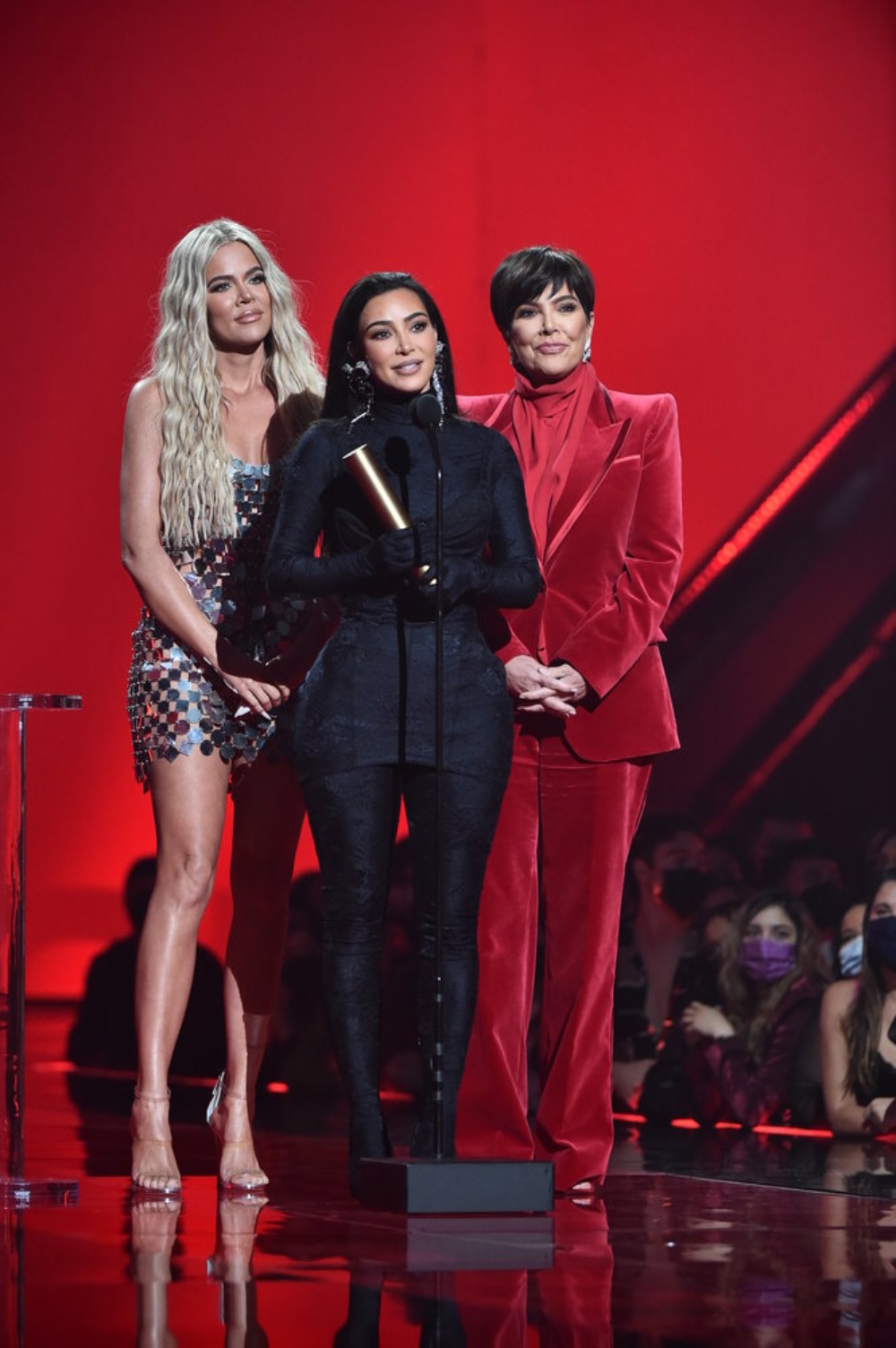 2021 PEOPLES CHOICE AWARDS Pictured l r Khloe Kardashian Kim Kardashian West and Kris Jenner Photo by Alberto Rodriquez E Entertainment NBC Ovo je lista pobednika dodele nagrada 2021 PEOPLES CHOICE AWARDS