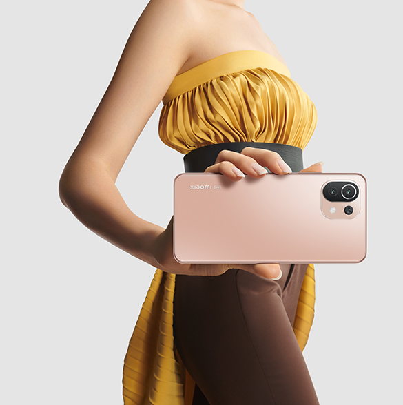 6 4 Neprikosnoveni vid ženstvenosti i elegancije   upotpunite svoj odevni stil sa Xiaomi 11 Lite 5G NE telefonom