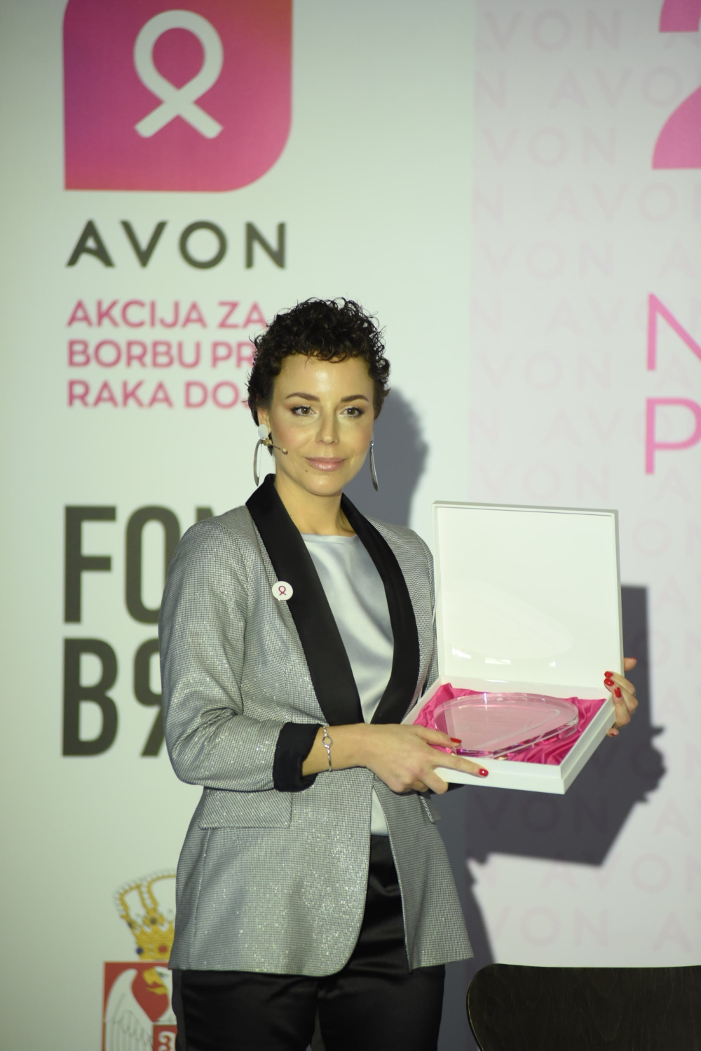 Ana Dornik dobitnica Avon priznanja za zivotno delo 1 Avon i Fond B92 u susret 10. Nacionalnom danu borbe protiv raka dojke
