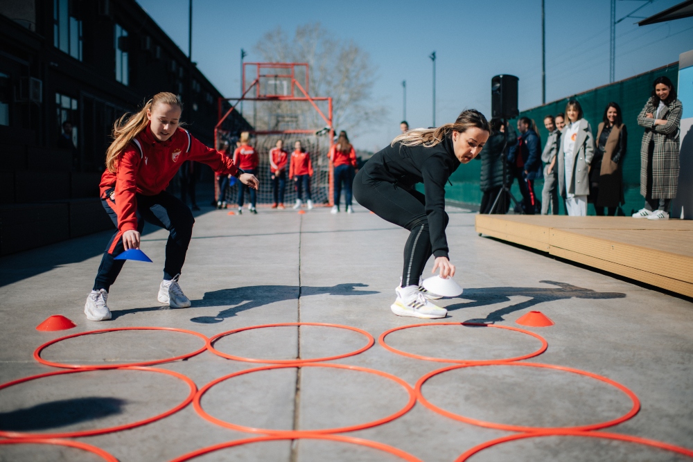 bilja cvijanovic Adidas okupio mlade fudbalerke iz Beograda kako bi pružio podršku devojčicama u sportu