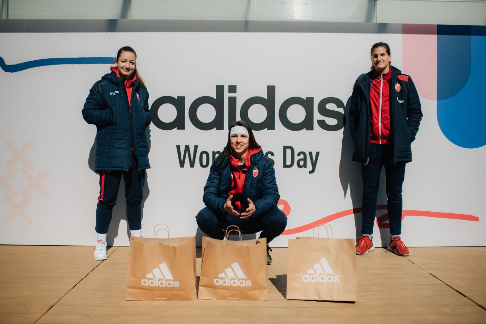 pobednicka ekipa Adidas okupio mlade fudbalerke iz Beograda kako bi pružio podršku devojčicama u sportu