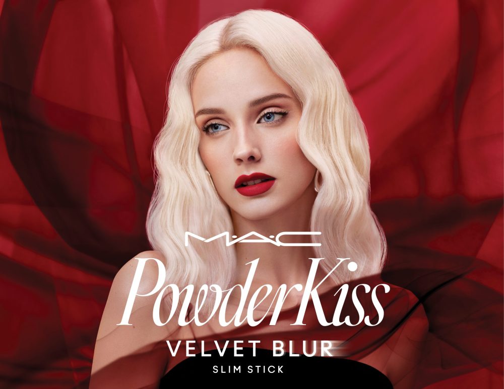 PKVB ICC BEAUTY VISUAL WAVE 1 RUBY WOO H 3300x2550 LOGO2 scaled e1660834012766 Upoznajte nove Powder Kiss Velvet Blur Slim Stick ruževe koji savršeno objedinjuju mat efekt i hidrataciju!