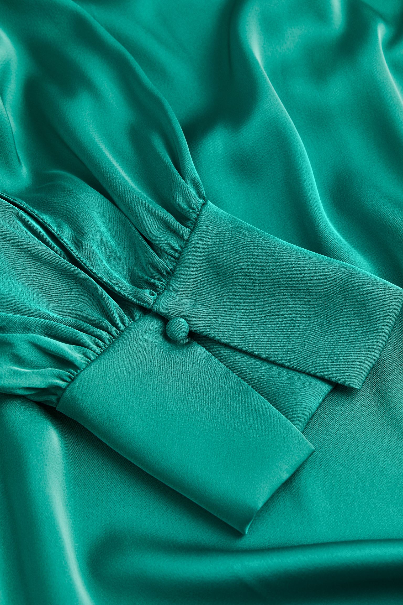satenska detalj Plus size haljine koje treba da se nađu na vašoj listi za kupovinu