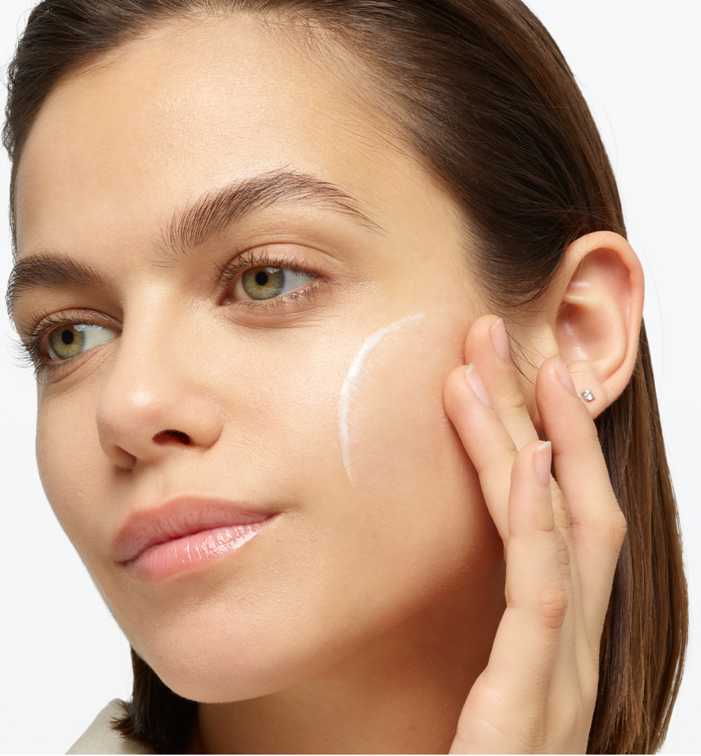 Mask Group 16 1 Витамин С и SPF са задължителни елементи от всеки ритуал за грижа за кожата – открийте новата линия L’Oréal Paris Revitalift и изпробайте продуктите