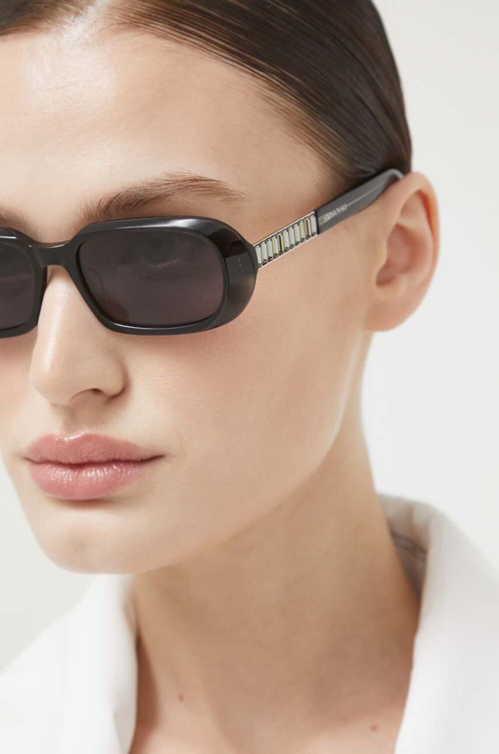 AA00 OKD0PU 99X F0 Elegancija i neodoljivi šarm: Predstavljamo novu kolekciju Swarovski naočara za sunce