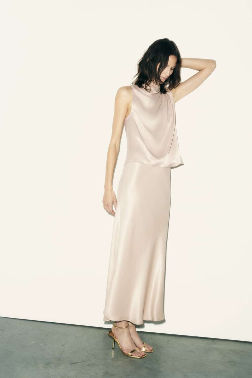 Bez satenska suknja Trend tihog luksuza sve više raste, a Zara ima idealne komade za to