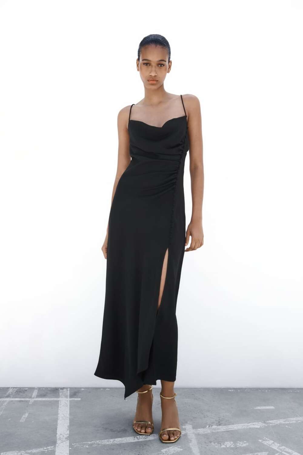 Crna satenska haljina Trend tihog luksuza sve više raste, a Zara ima idealne komade za to