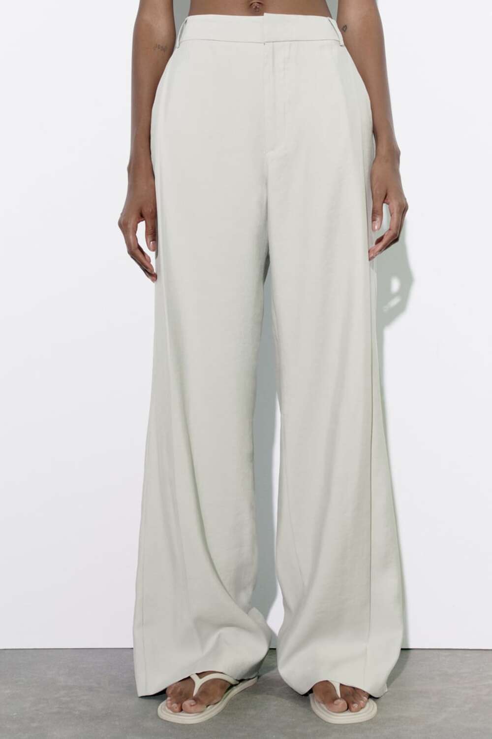 Led sive pantalone Trend tihog luksuza sve više raste, a Zara ima idealne komade za to
