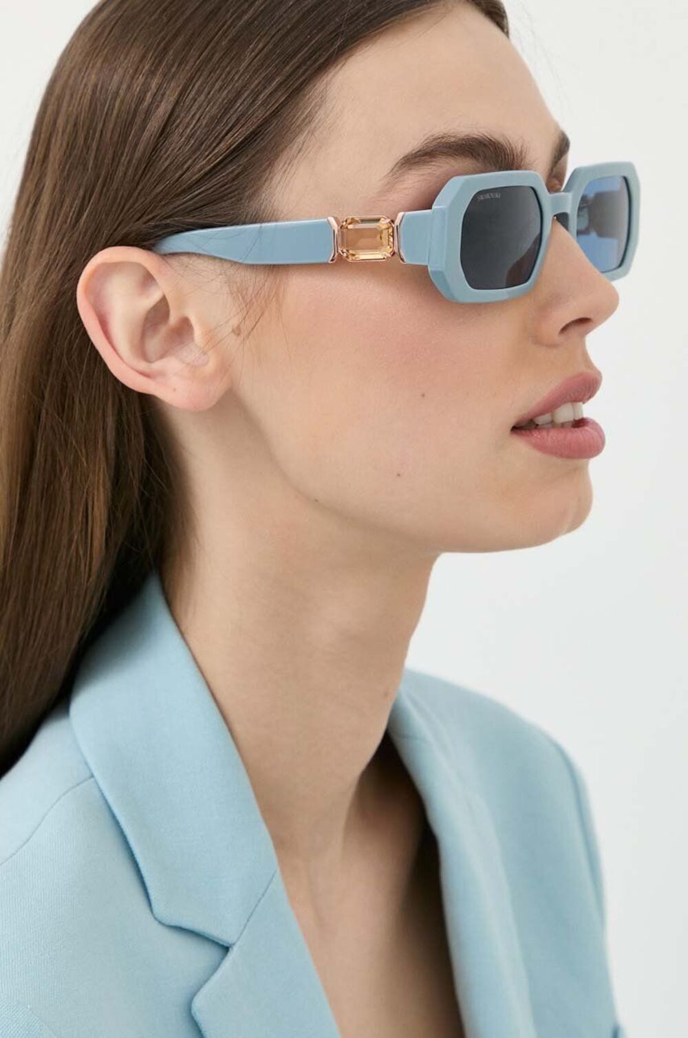 SS23 OKD071 55X F0 Elegancija i neodoljivi šarm: Predstavljamo novu kolekciju Swarovski naočara za sunce