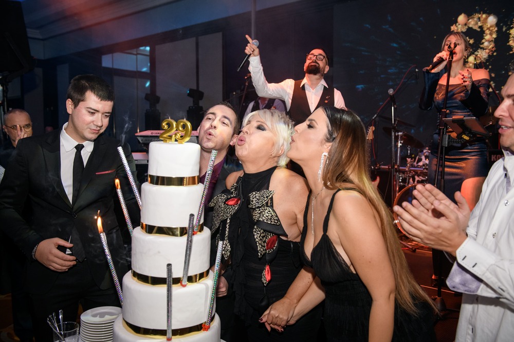 16 Rodjenska torta Velika proslava omiljene radio stanice: Najveće pop zvezde na 29. rođendanu Naxi radija
