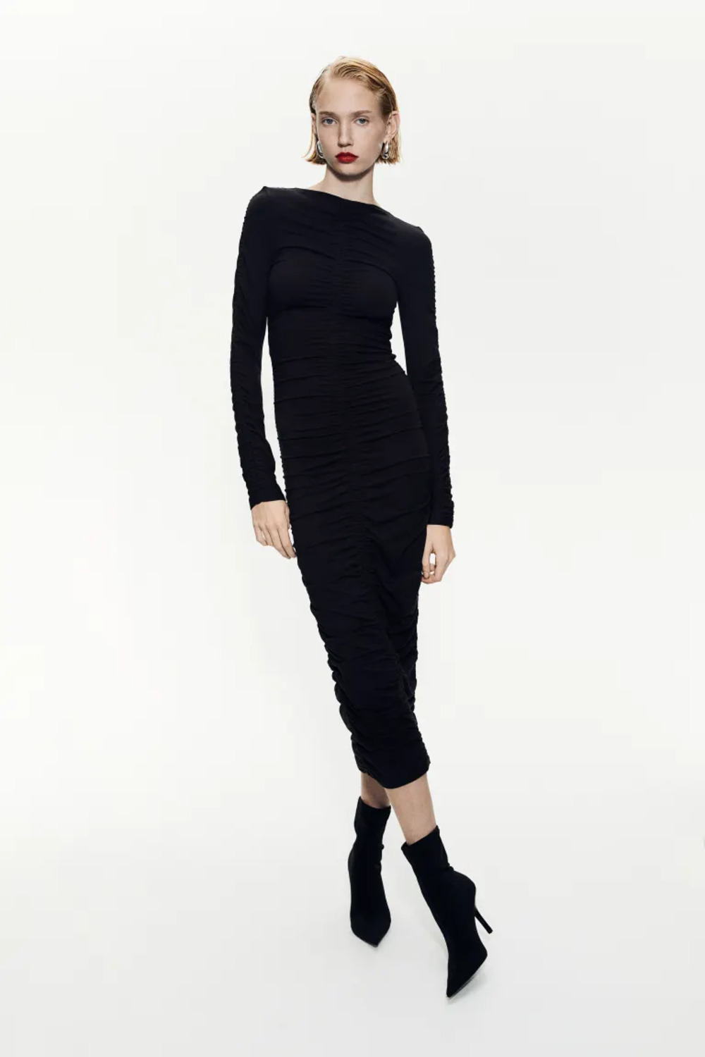 minimalisticka crna haljina 02 Pronašli smo najlepše minimalističke crne haljine, koje svaki autfit čine glamuroznim