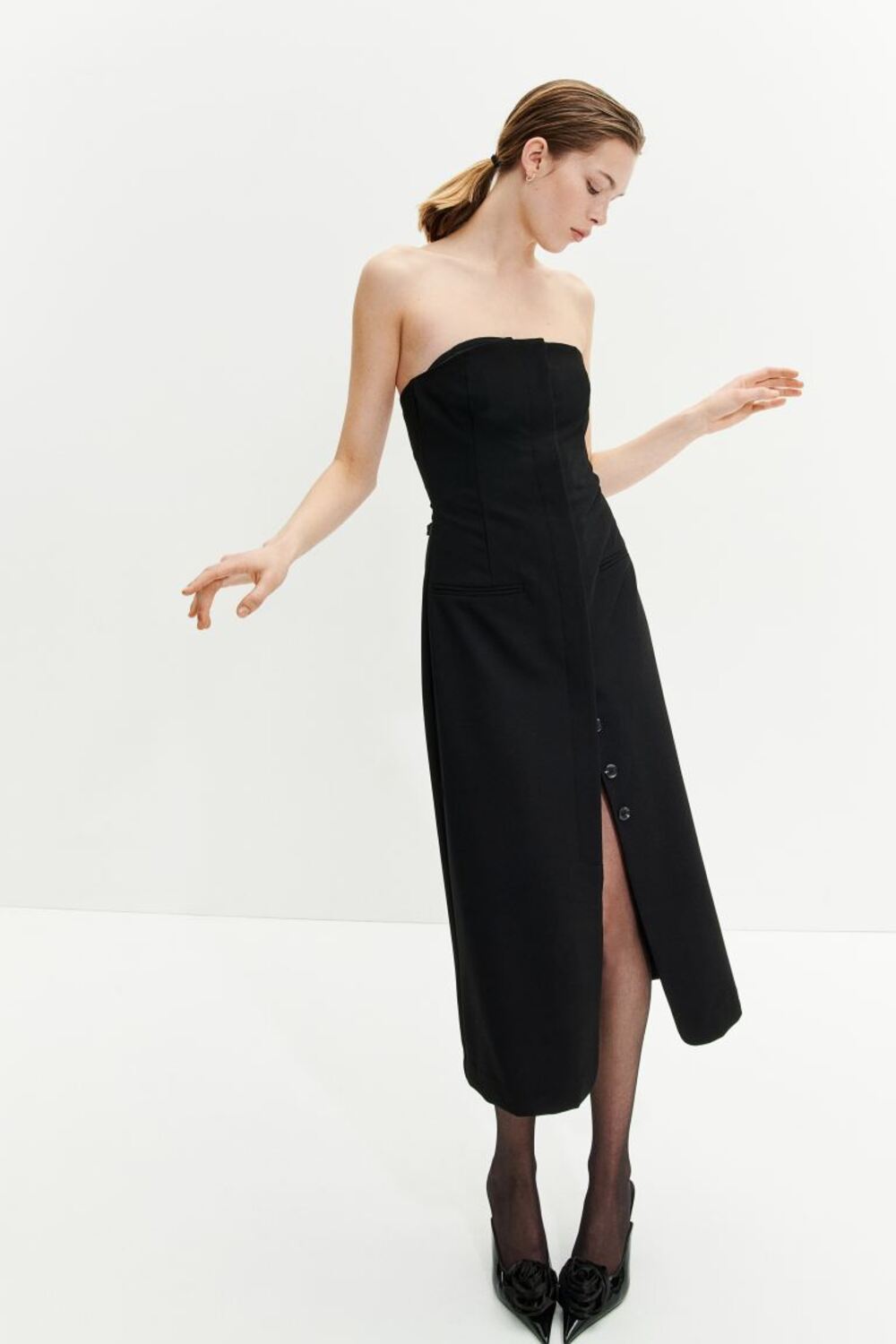  Pronašli smo najlepše minimalističke crne haljine, koje svaki autfit čine glamuroznim