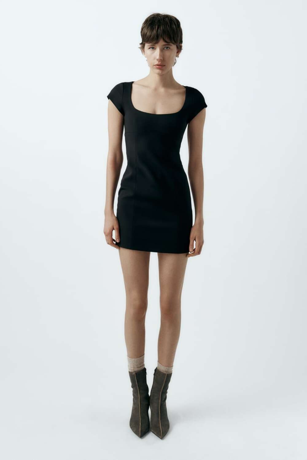 minimalisticka crna haljina 05 Pronašli smo najlepše minimalističke crne haljine, koje svaki autfit čine glamuroznim