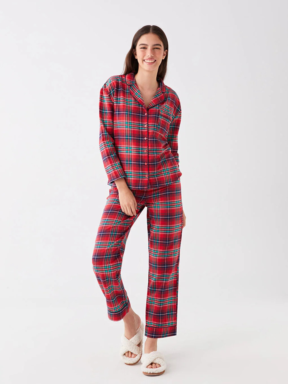 resized fotka 1 Cozy pidžame za savršenu kućnu atmosferu: Kompleti koji spajaju udobnost sa besprekornim stilom
