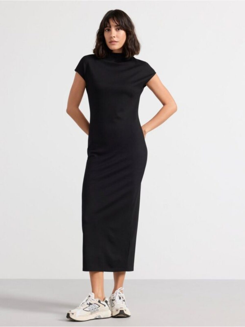  Duga crna haljina je nova LBD: Biramo najlepše sa domaćeg tržišta