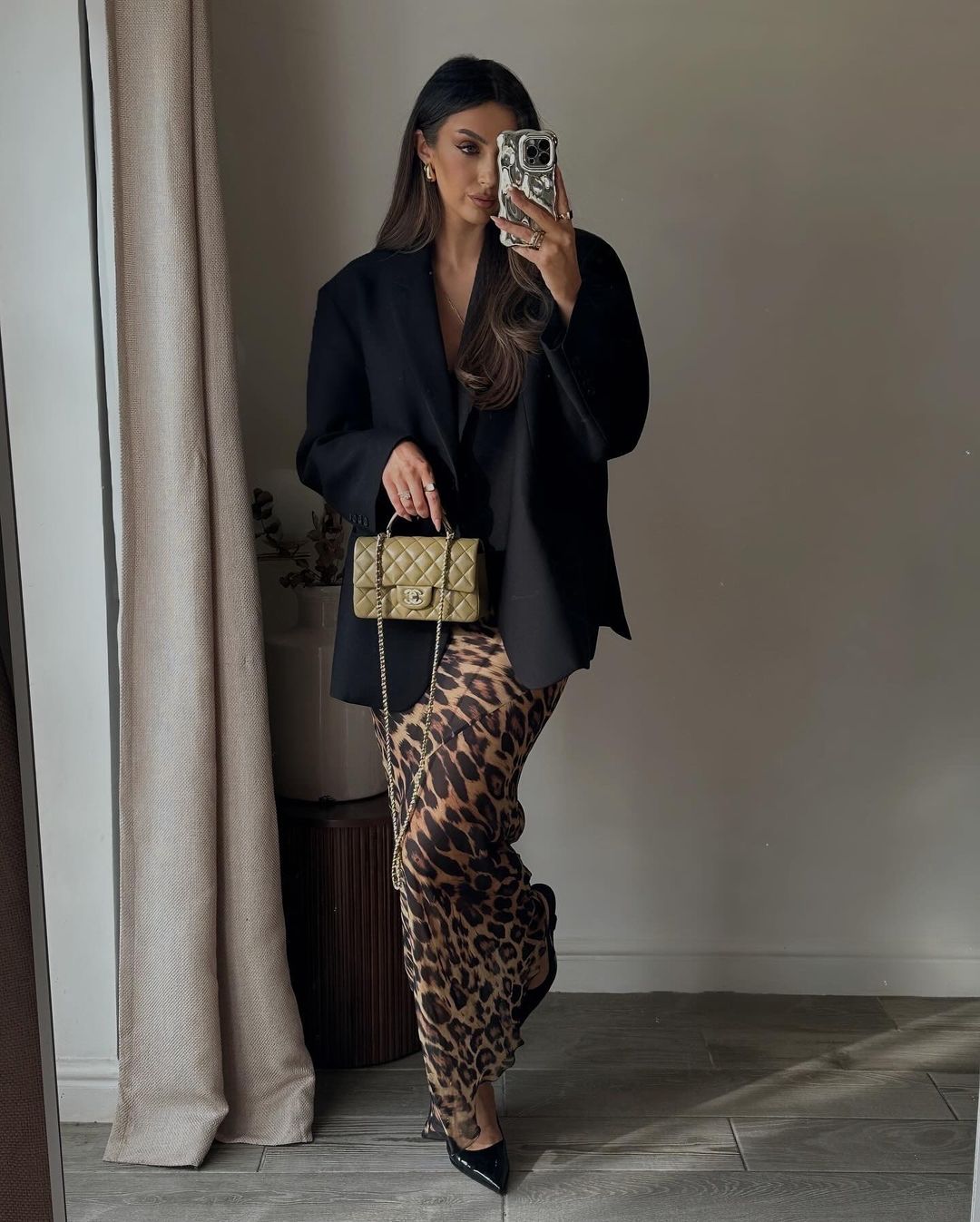 My go to date night look ...datenightoutfit outfitinspo outfitideas tallfashion ratandboa chanel chanelminirectangle leopardprint styleinspiration styling outfitinspiration Izlazite večeras? Predlažemo odevne kombinacije u kojima ćete se osećati zavodljivo