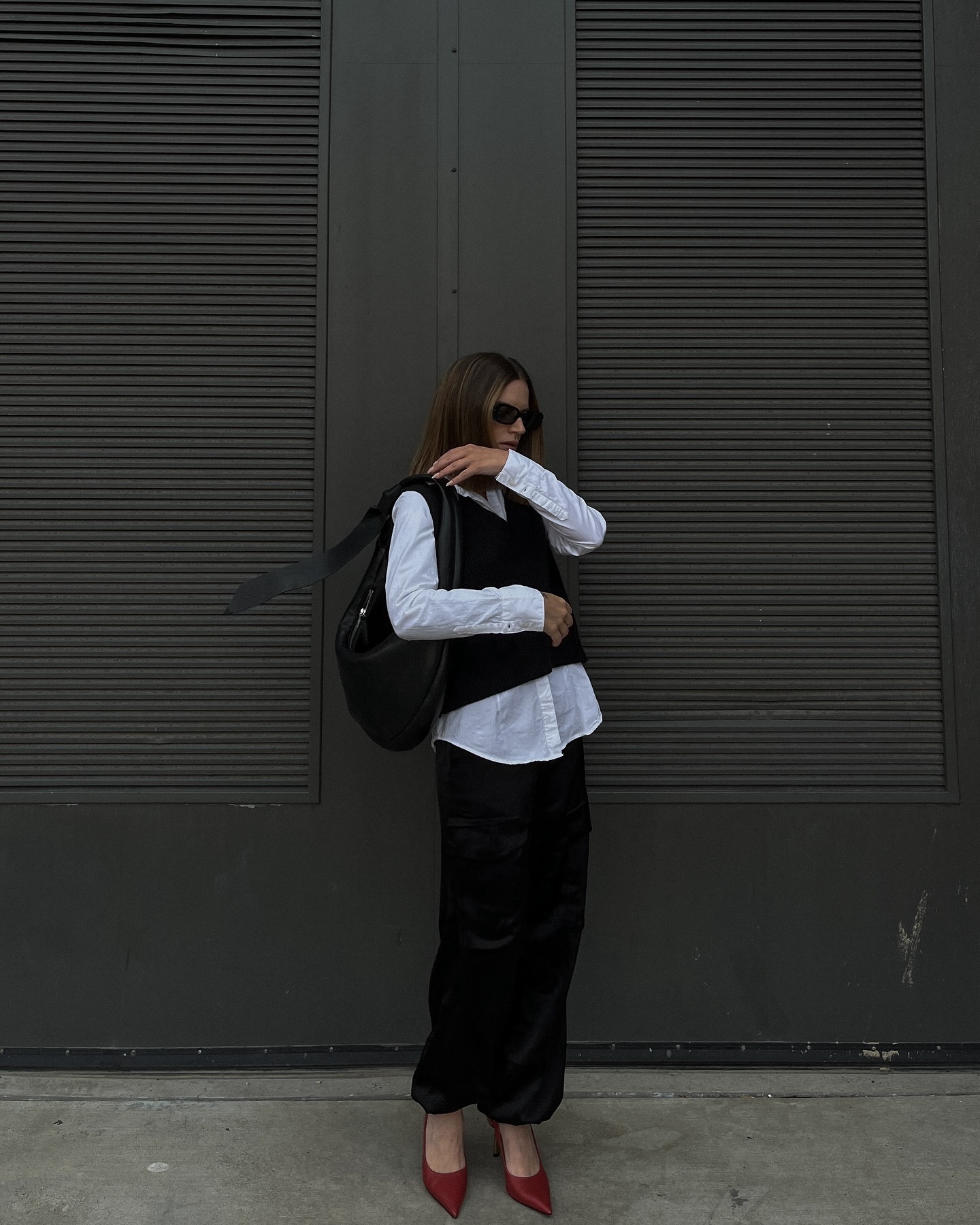 Kako nosimo džemper bez rukava: 10 preppy kombinacija Photo by RIAH OUTFIT INSPO UGC on October 09 2024. На слици може бити 1 особа одело и полусандале Kako nosimo džemper bez rukava: 10 preppy kombinacija