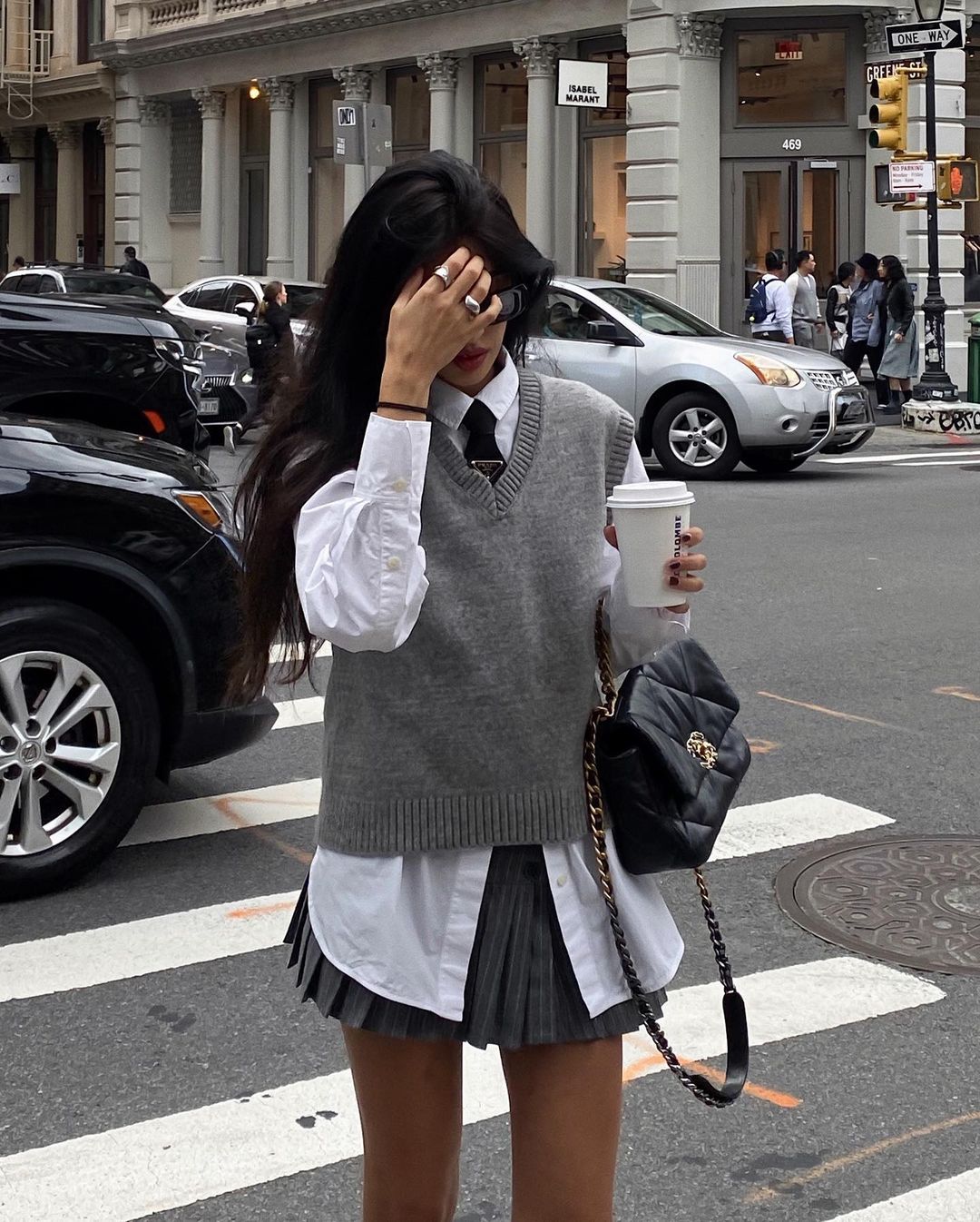 Kako nosimo džemper bez rukava: 10 preppy kombinacija Snapinsta.app 397261362 2313207495534432 1915453801512285778 n 1080 Kako nosimo džemper bez rukava: 10 preppy kombinacija