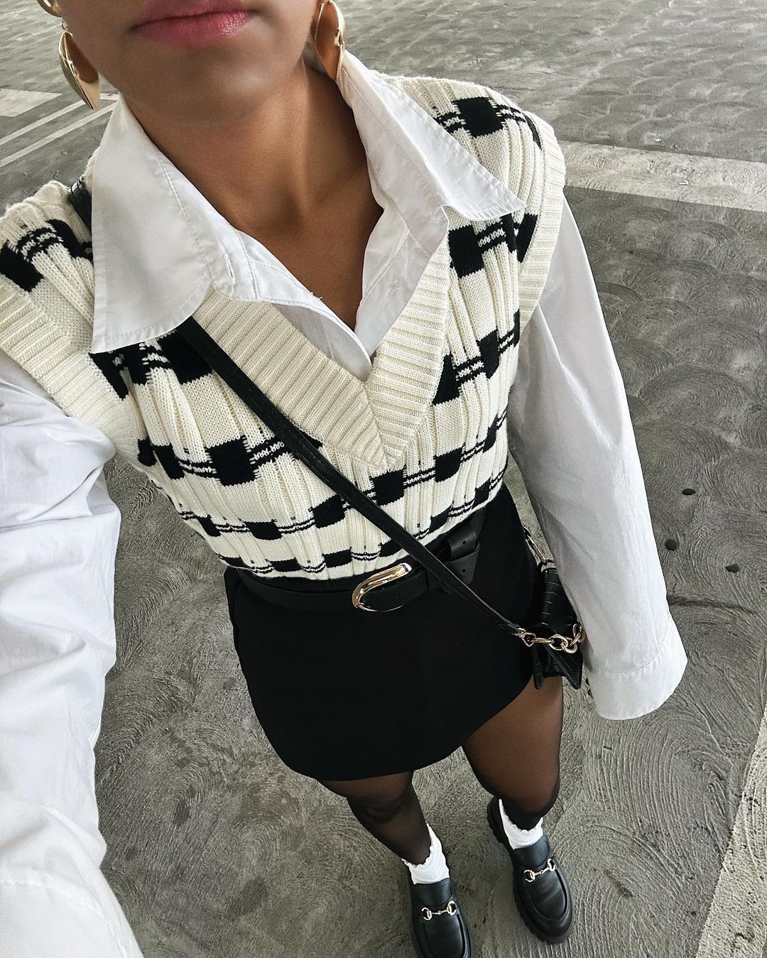 Kako nosimo džemper bez rukava: 10 preppy kombinacija Snapinsta.app 398490467 705272841513537 6061985786810532301 n 1080 1 Kako nosimo džemper bez rukava: 10 preppy kombinacija